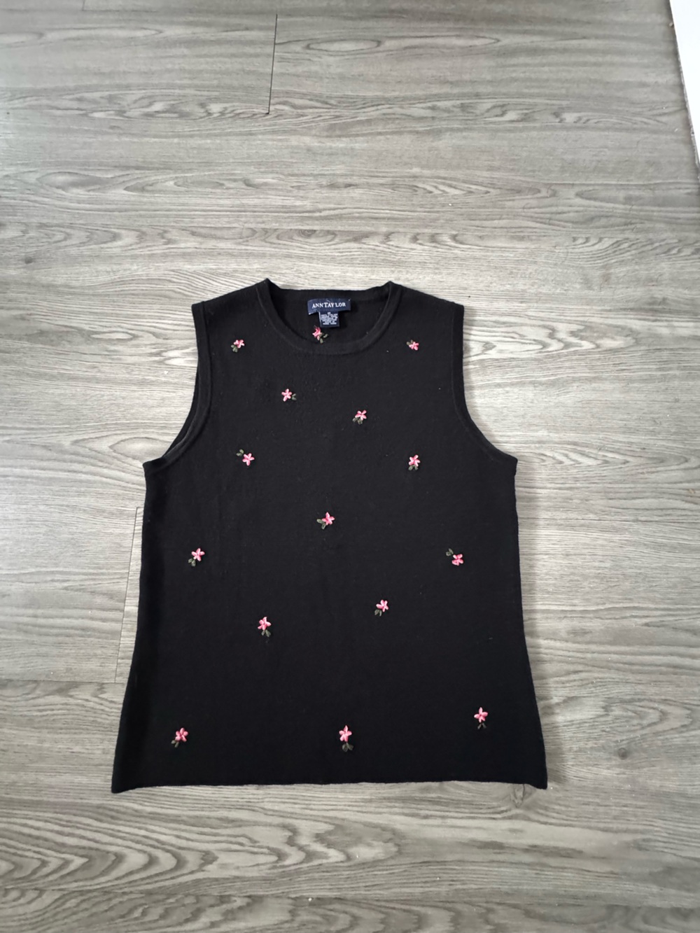 Ann Taylor Merino Wool Sweater Vest M Black Pink Floral Embroidered Vintage - Picture 3 of 7